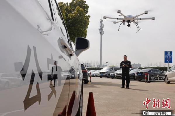 上海:警用直升机与无人机叠加巡逻 确保清明祭扫活动安全有序 上海:警用直升机与无人机叠加巡逻 确保清明祭扫活动安全有序