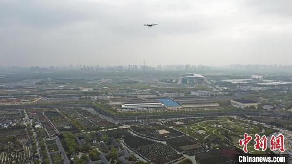 上海:警用直升机与无人机叠加巡逻 确保清明祭扫活动安全有序