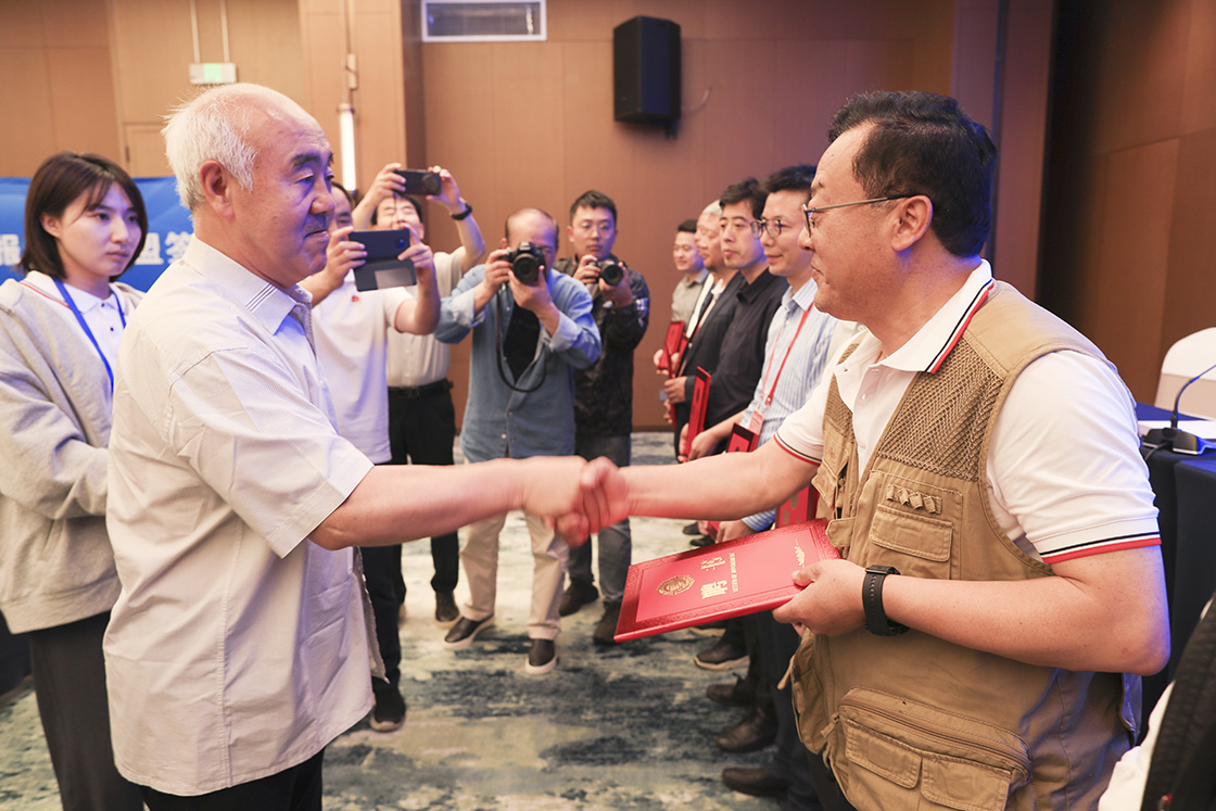 2024中国新闻摄影学会地市报分会年会暨全国地市报影像联盟成立大会在山东日照召开