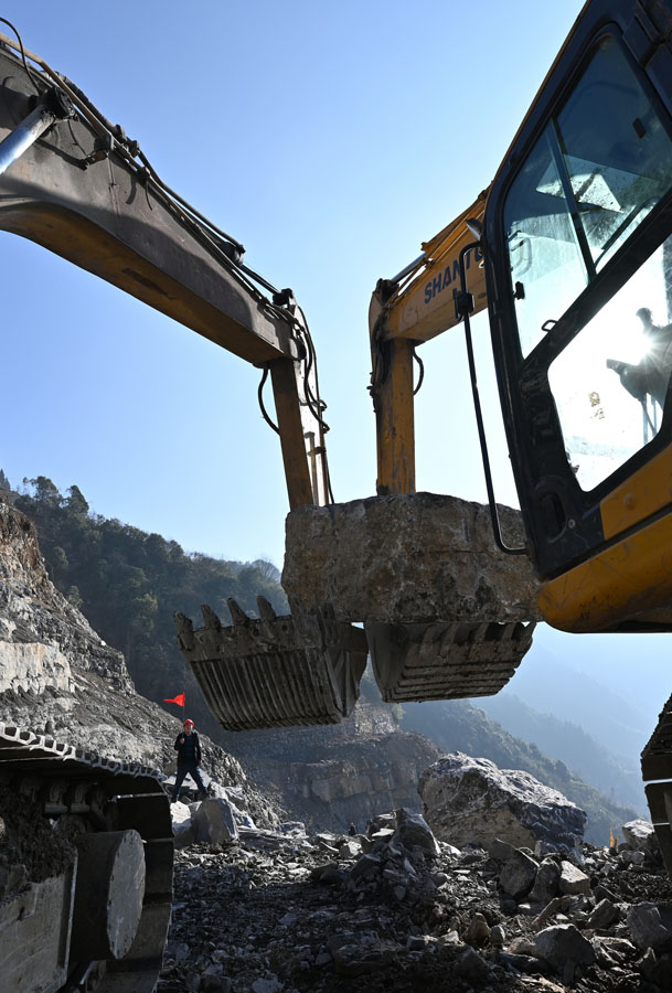 绝壁开路 绝壁开路