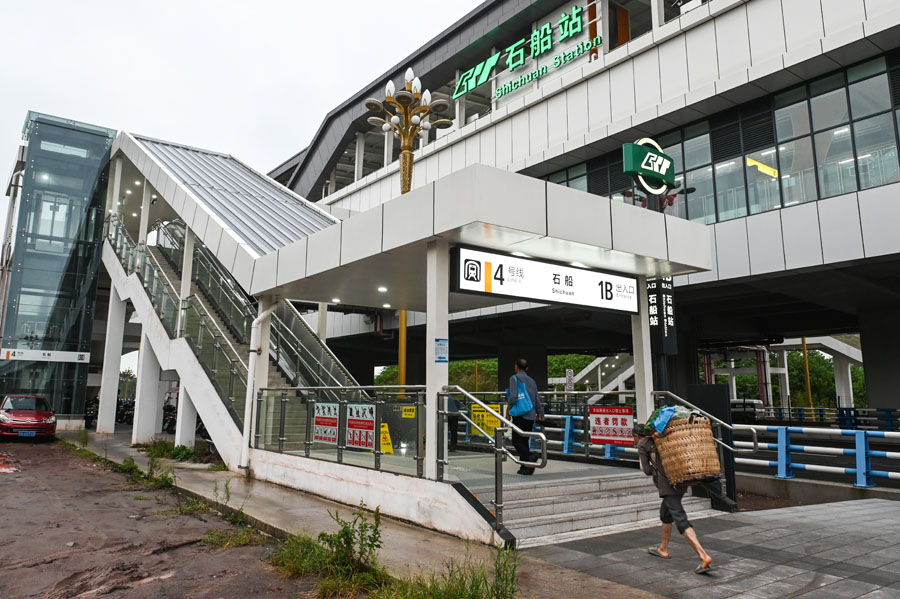 重庆:地铁“背篓专线”方便民众 重庆:地铁“背篓专线”方便民众