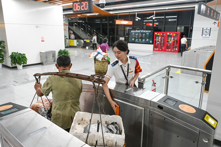 重庆:地铁“背篓专线”方便民众 重庆:地铁“背篓专线”方便民众