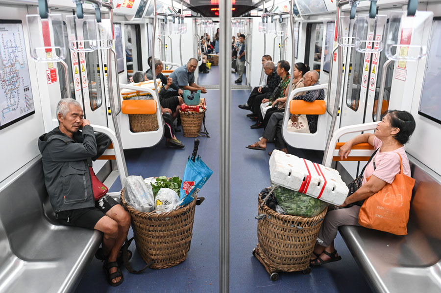 重庆:地铁“背篓专线”方便民众 重庆:地铁“背篓专线”方便民众