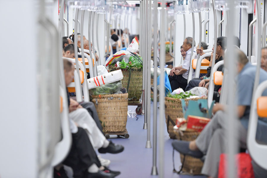 重庆:地铁“背篓专线”方便民众 重庆:地铁“背篓专线”方便民众