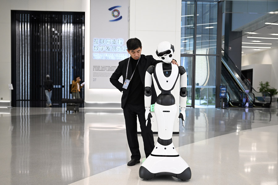 AI 替代人类还是智启未来？