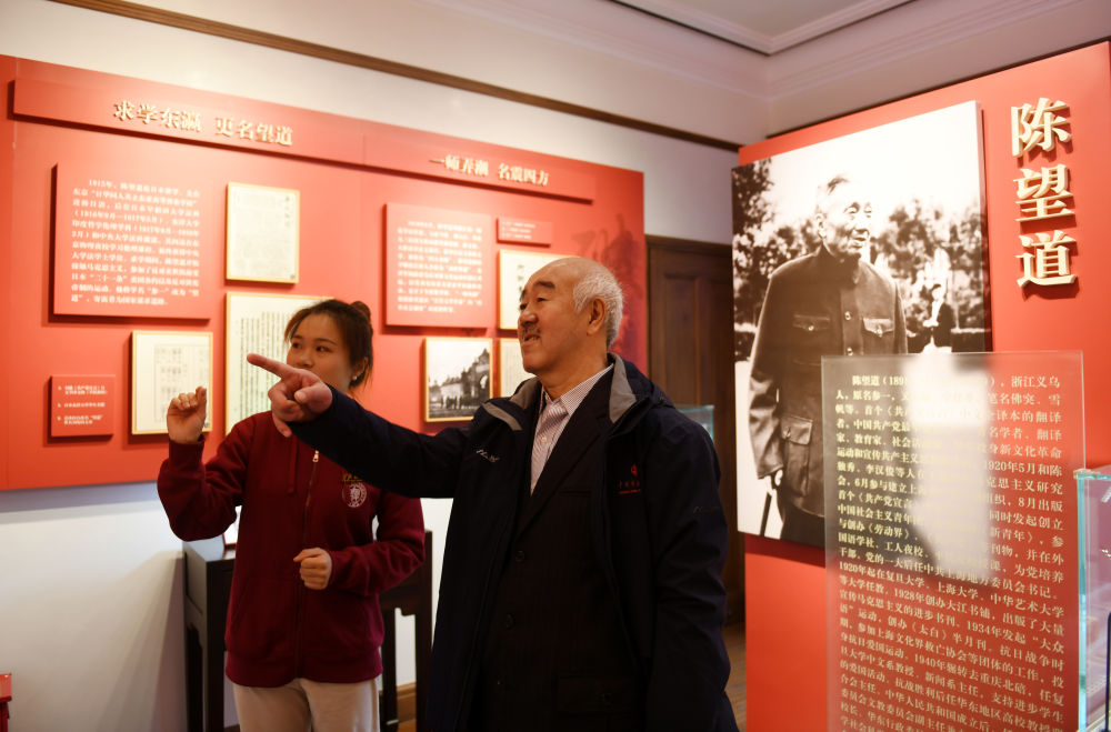 “复旦新闻·中国新闻摄影大讲堂”在沪开讲