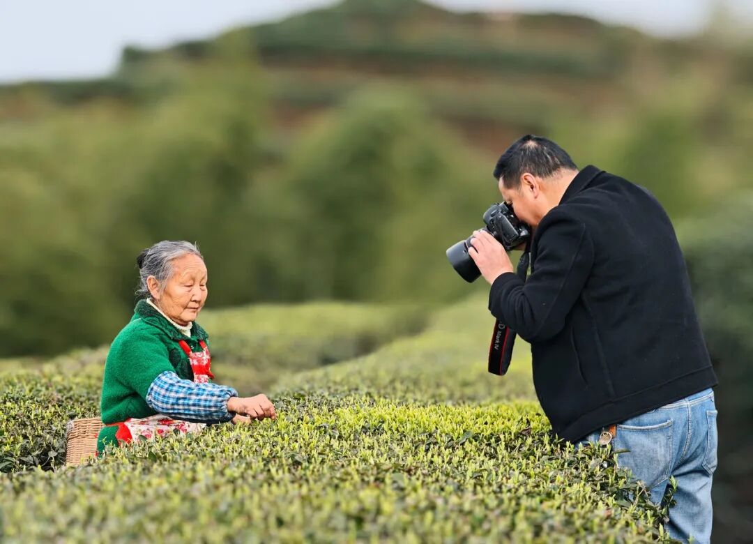 我是记者·我在现?。と巳毡ㄊ泳跏悠挡?025记者节特别策划