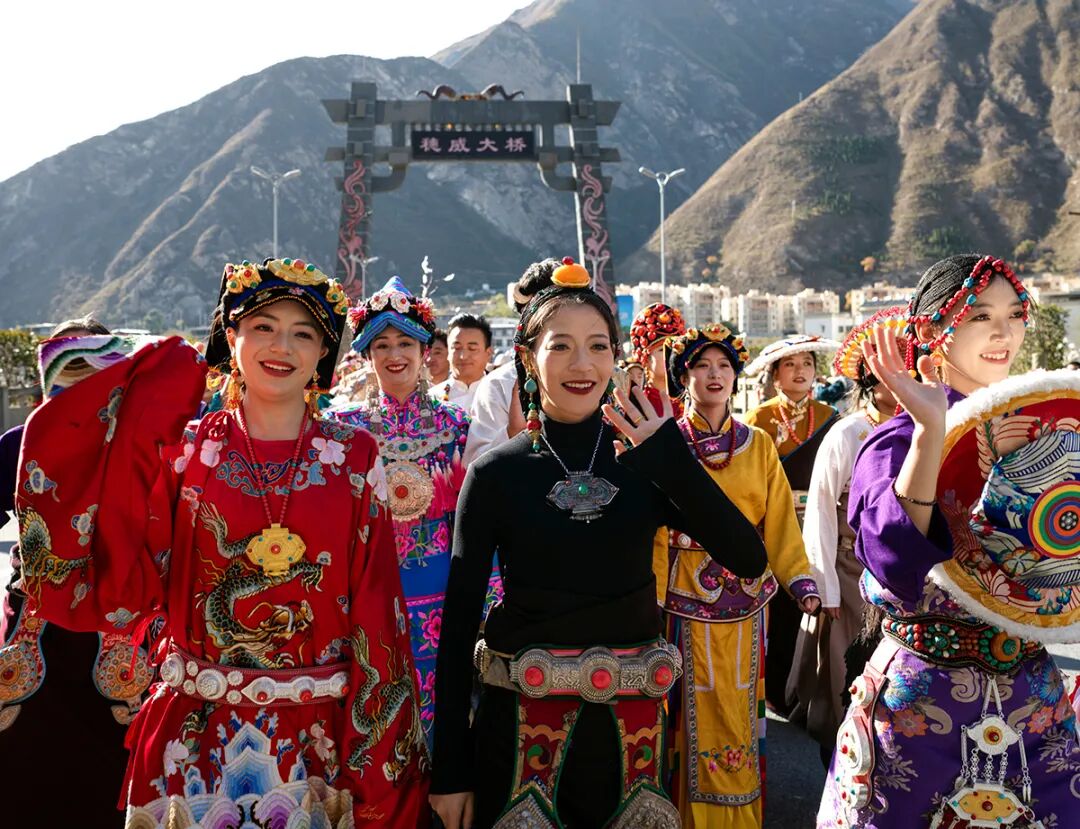 非遗巡游庆羌年