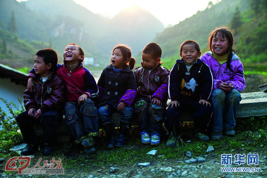 山里的孩子天性乐观，笑容总是洋溢在他们的脸上
