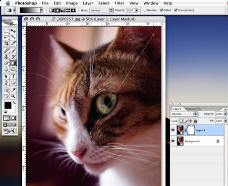 选渐变工具，在状态列上选线性渐变Radial Gradient，从中间往角落拉出去。