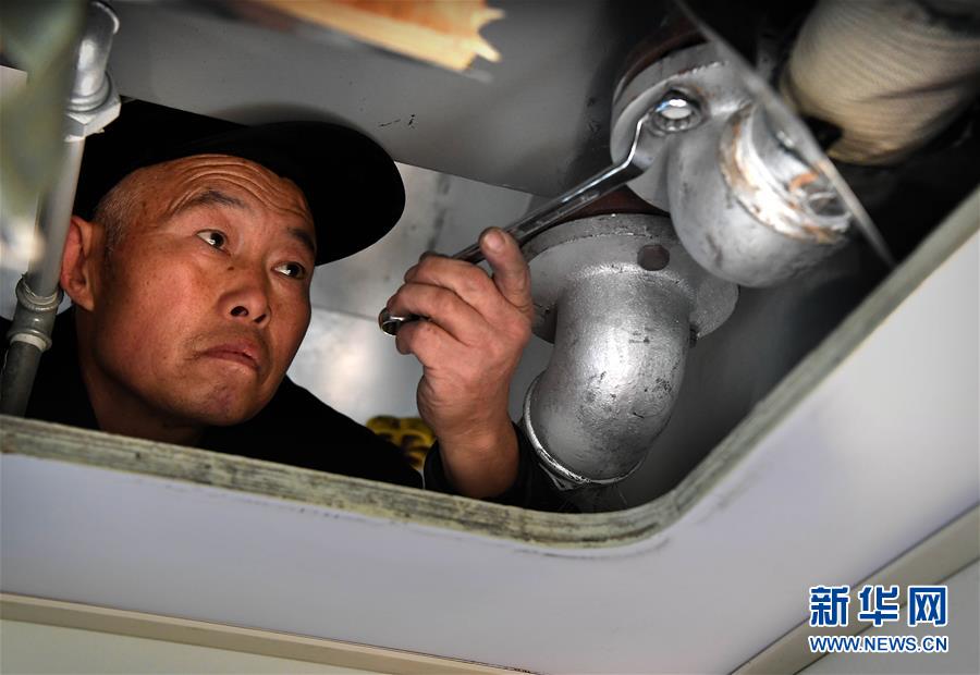 （走基层 听民声）（1）棉农列车的“暖车人”