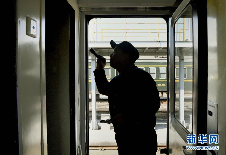 （走基层 听民声）（5）棉农列车的“暖车人”