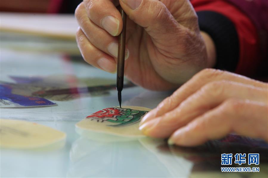 【图片故事】“隔帐陈述千古事，灯下挥舞鼓乐声”——“守艺人”张坤荣的皮影人生