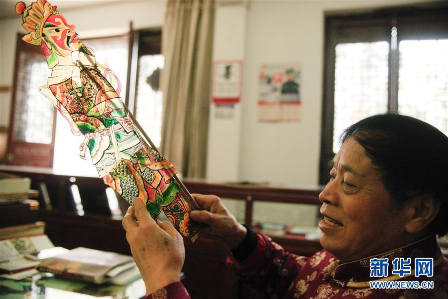 【图片故事】“隔帐陈述千古事，灯下挥舞鼓乐声”——“守艺人”张坤荣的皮影人生