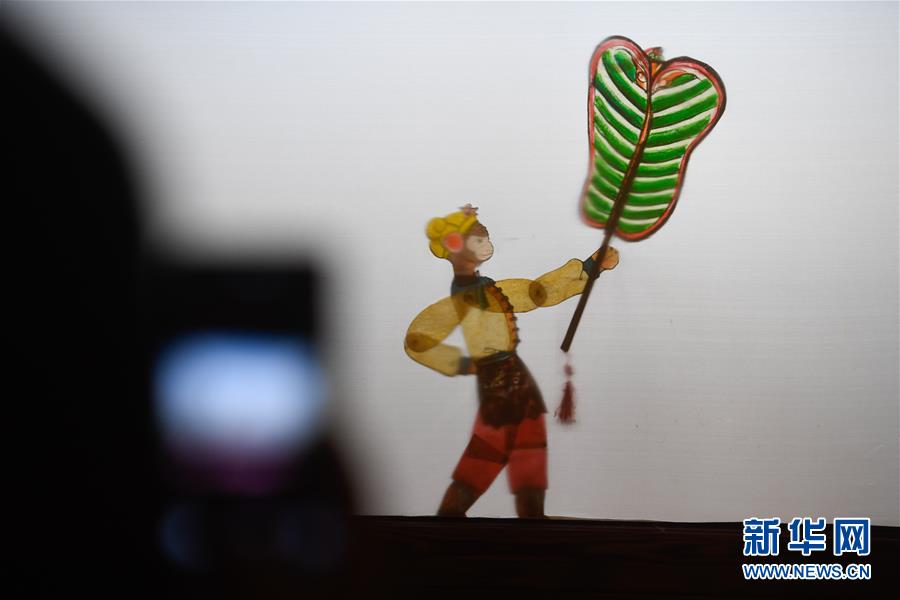 【图片故事】“隔帐陈述千古事，灯下挥舞鼓乐声”——“守艺人”张坤荣的皮影人生