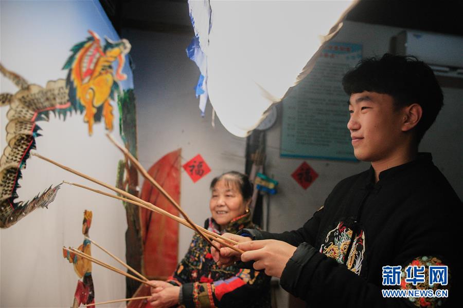 【图片故事】“隔帐陈述千古事，灯下挥舞鼓乐声”——“守艺人”张坤荣的皮影人生