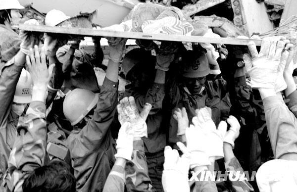 2008年5月13日，在四川绵竹市汉旺镇一所中学内，救援人员经过十几小时的艰苦努力，终于从废墟中救出一位女学生。