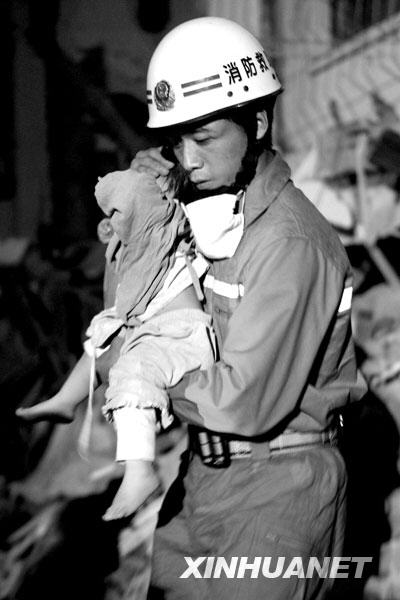 2008年5月14日晚，消防抢险队员在四川绵竹市汉旺镇将1岁女孩沈天奇从废墟中救出。沈天奇和外祖母江义俊在废墟中顽强存活50多个小时后，被消防抢险队员成功救出。