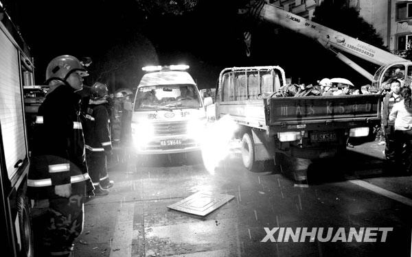 2008年5月13日凌晨，救护车辆在都江堰市运送伤者。