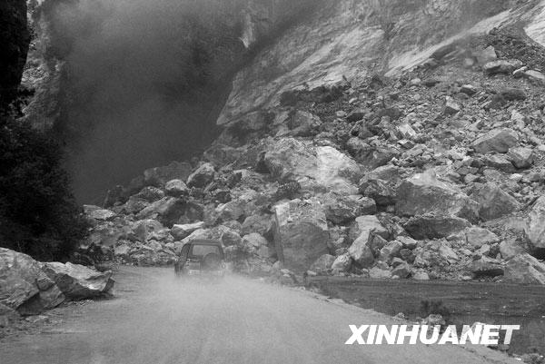 这是碎石将嘉陵江堵塞（2008年5月13日摄）。汶川地震发生后，甘肃陇南市徽县嘉陵镇山体滑坡，大约3万立方米的岩石碎块将嘉陵江甘肃徽县段拦腰截断，形成一个高约6米、长约30米、回水长约2000米的大坝，大坝内汇集了60万立方米的蓄水。