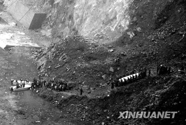 2008年5月13日，解放军某部官兵和成都武警官兵正在位于都江堰市与汶川县交界处的紫坪铺大坝下面，设法利用冲锋舟从水路进入汶川县映秀镇进行紧急救援。