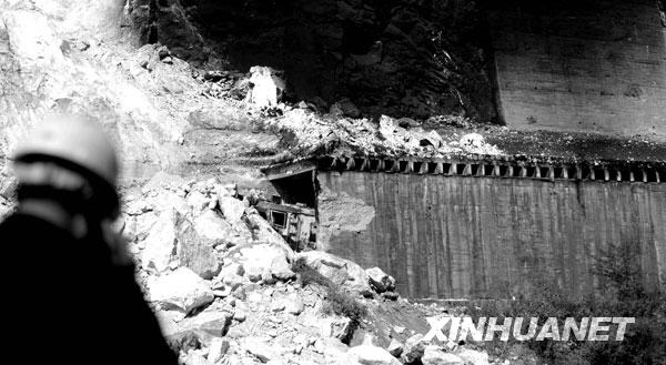 汶川地震发生时，21043次货物列车正行驶在甘肃徽县境内宝成铁路150公里835米处的109号隧道中，地震导致隧道山体崩塌，8.5万方土石掩盖了这一区段铁路、公路和河流，21043次货物列车因此脱线，12节装运汽油的罐车被埋在隧道中并起火燃烧。这是2008年5月14日，109号隧道塌方抢险取得进展，火车头从隧道口露出。