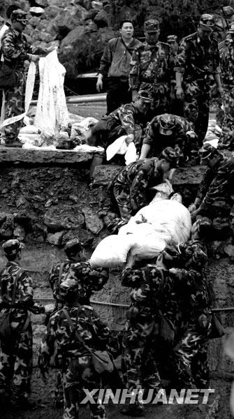 2008年5月13日，在四川绵阳市北川县，救援人员正在运送伤员。