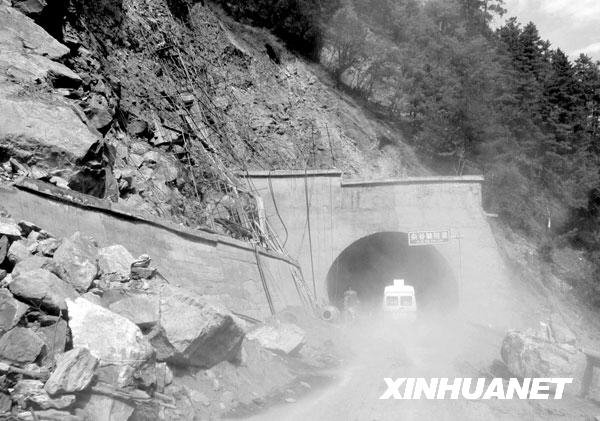 2008年5月15日，救援车辆通过杂谷脑隧道，从马尔康向理县进发。尽管余震不断，道路严重堵塞，各方仍在积极打通通往汶川、理县、茂县灾区的道路，在这条危险重重的灾区交通“生命线”上，救灾人员、医护人员、物资运输人员、记者等在冒着生命危险向前挺进。