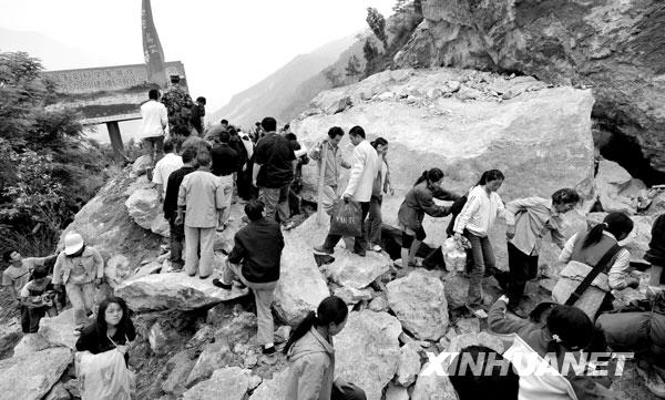 2008年5月13日，北川县受灾群众在撤离被地震破坏的北川县城。