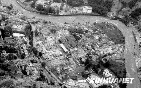 这是2008年5月14日航拍的地震后汶川县映秀镇。