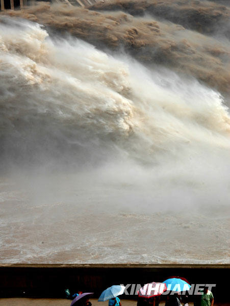 7月2日，游客参观黄河小浪底水库排沙?；坪有±说姿庥?月19日开始实施调水调沙，6月30日开始排沙，吸引了众多游客前来观赏“黄龙”奔涌的壮观景象。