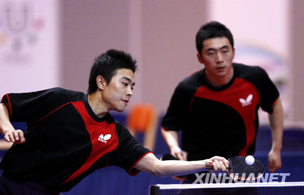 7月9日，中国选手崔庆磊/李洋（左）在比赛中。当日，在贝尔格莱德举行的第25届世界大学生运动会乒乓球男子双打决赛中，崔庆磊/李洋以4比2战胜法国选手，夺得冠军。