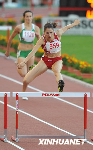 7月9日，保加利亚运动员斯坦波洛娃（前）在比赛中。当日，在贝尔格莱德举行的第25届世界大学生运动会田径女子400米栏比赛中，斯坦波洛娃获得冠军。