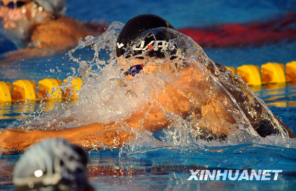 7月9日，日本选手盐泽理惠在比赛中。当日，在第25届世界大学生运动会女子200米蛙泳决赛中，盐泽理惠以2分22秒32的成绩获得冠军。