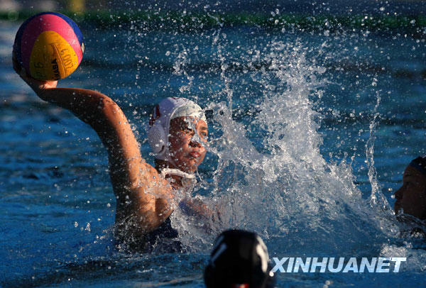 7月9日，中国队球员马欢欢（左）在比赛中射门。当日，在贝尔格莱德举行的第25届世界大学生运动会女子水球半决赛中，中国队以16比7战胜加拿大队，晋级决赛。